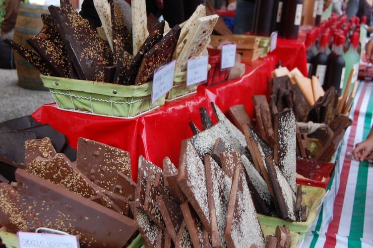chocolat-basque Le chocolat est un élément traditionnel du Pays Basque puisqu'il est arrivé en France par cette région