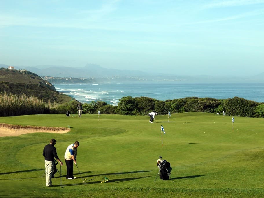 golf-pays-basque Les gols basques permettent de travailler son sxing tout en contemplant un magnifique panorama sur l'océan Atlantique