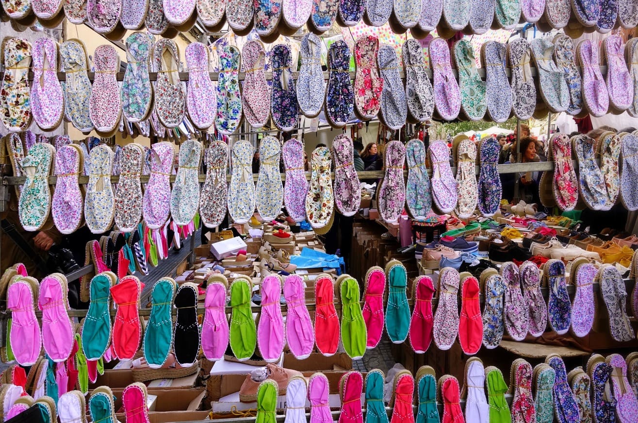 marché-espadrilles Les espadrilles sont originaires du Pays Basque et peuvent avoir de nombreux coloris