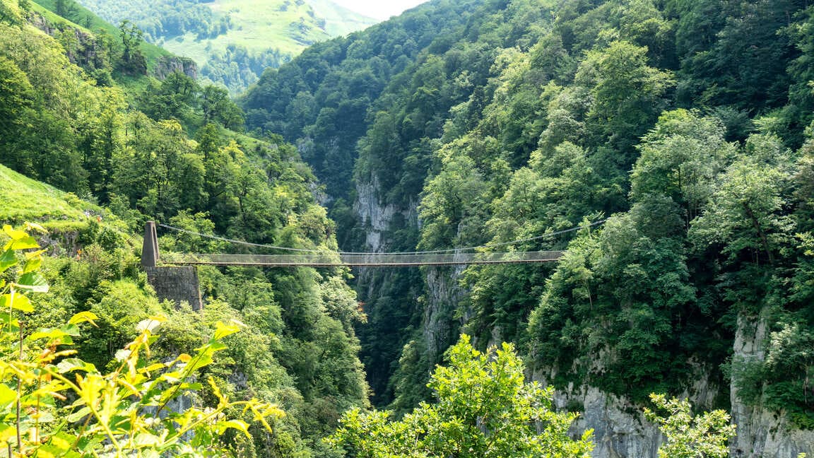 passerelle-holzarte La passerelle d'Holzarte est une des attractions les plus impressionantes des Pyrénées-Atlantique