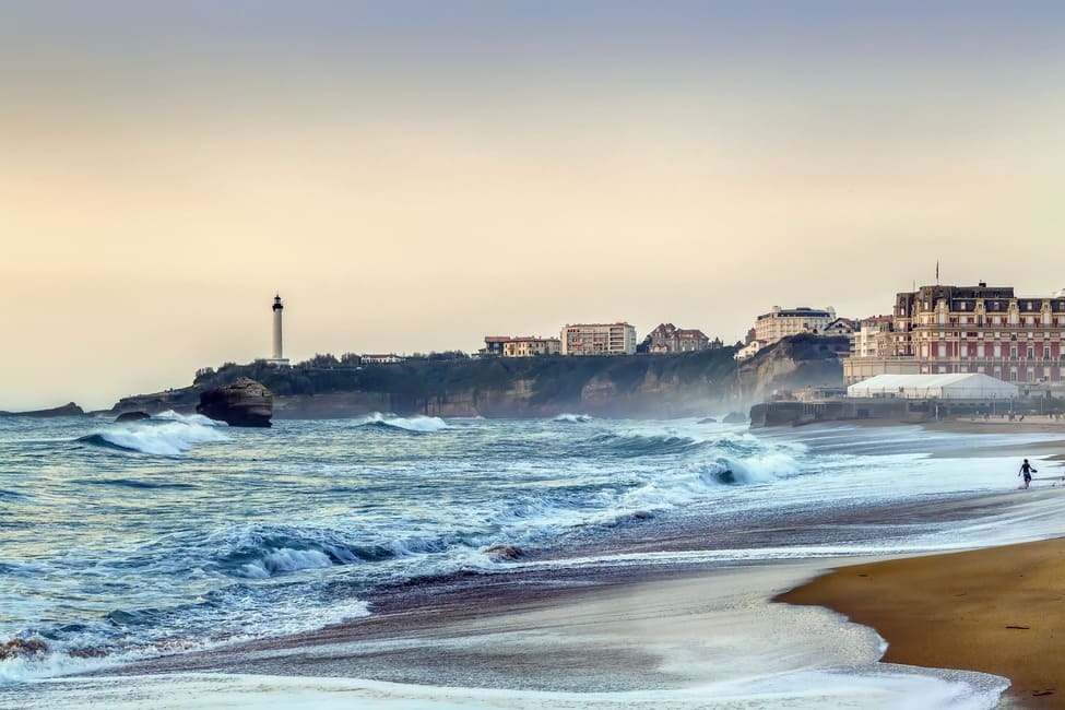plage-biarritz La plage de Biarritz avec son phare en arrière plan