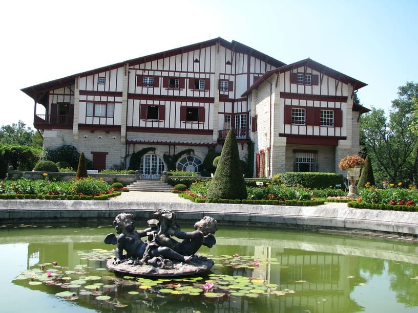 villa-arnaga La villa Arnaga abrite le musée Edmond Rostand et un magnifique jardin à ne pas manquer