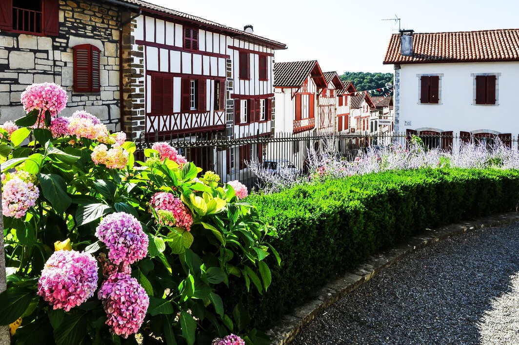 village-ainhoa Aperçu du village d'Ainhoa, avec ses autenthiques facades et ses rues fleuries
